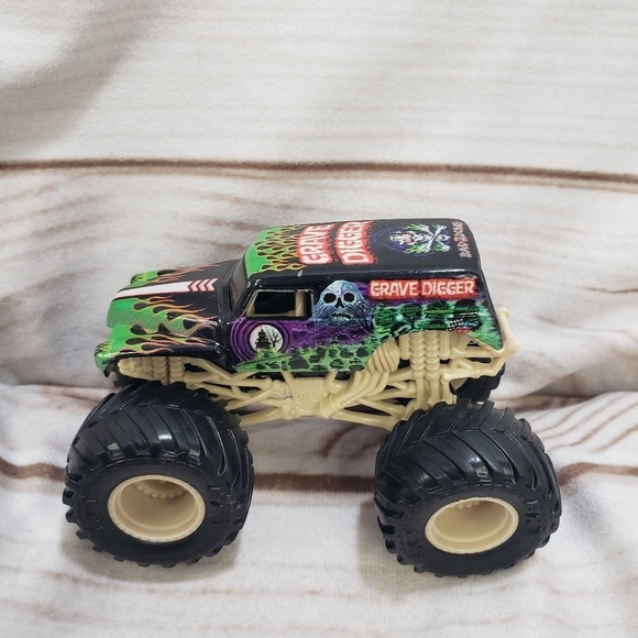 Hot Wheels Monster Jam Grave Digger & Calavera Diecast Trucks 4 Inch 2022 - Picture 9 of 12